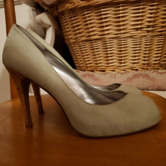 Guess light green suede-like peep toe heels - Picture 2 of 3